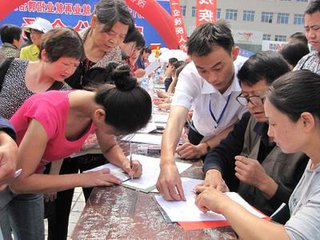 “電子廠招聘信息正火熱，被辭退了，能向公司要補(bǔ)償嗎？別猶豫！”
